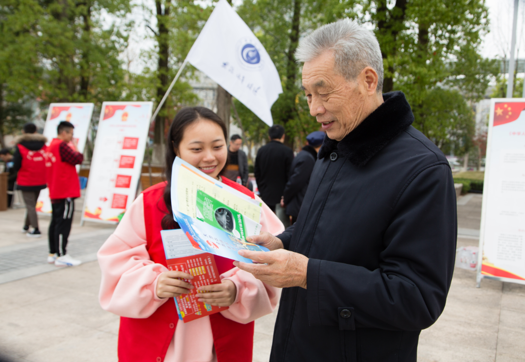 市民广场集中宣传宪法1